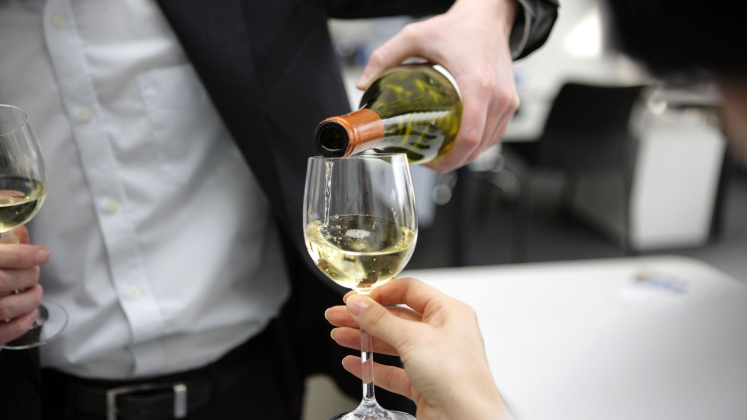 versare correttamente vino