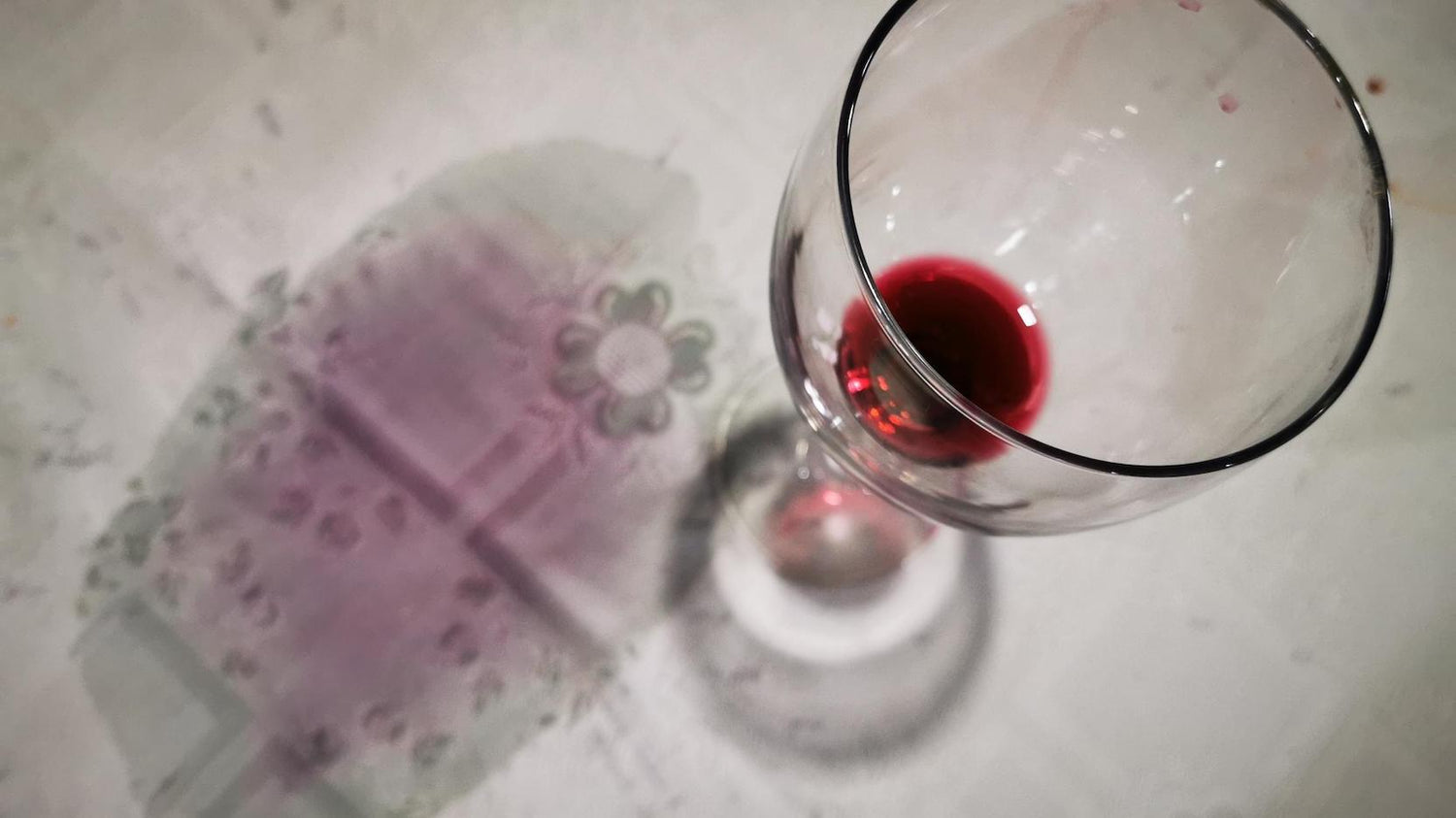 Come togliere le macchie di vino rosso? Tutti i rimedi naturali