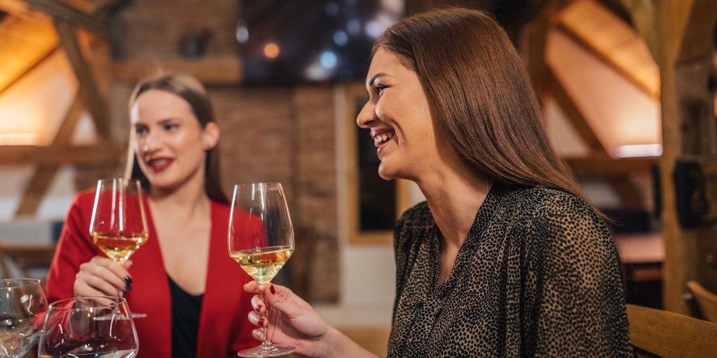 cosa bevono le donne italiane vino italiano